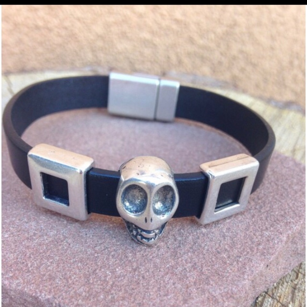 Flat Leather Bracelet with Skull and Magnetic Clasp
